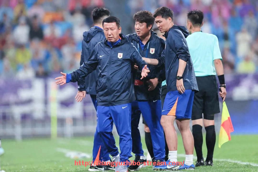 章鱼直播-CBA新疆籍球员为本地足球队加油场面回顾